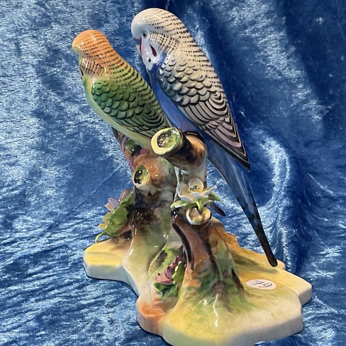 Aves casal em tronco base porcelana pintura manual 15 cm