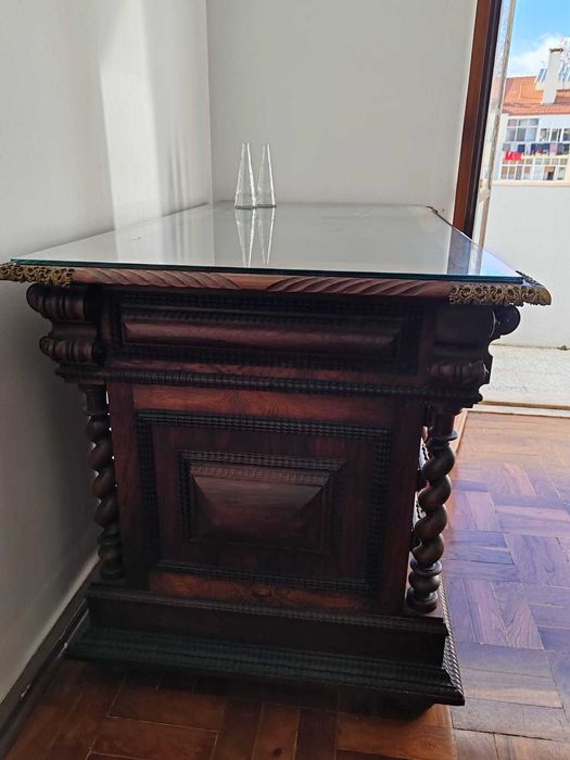 Secretária muito bem tratada em Pau Santo - Tampo 75cm x 140cm