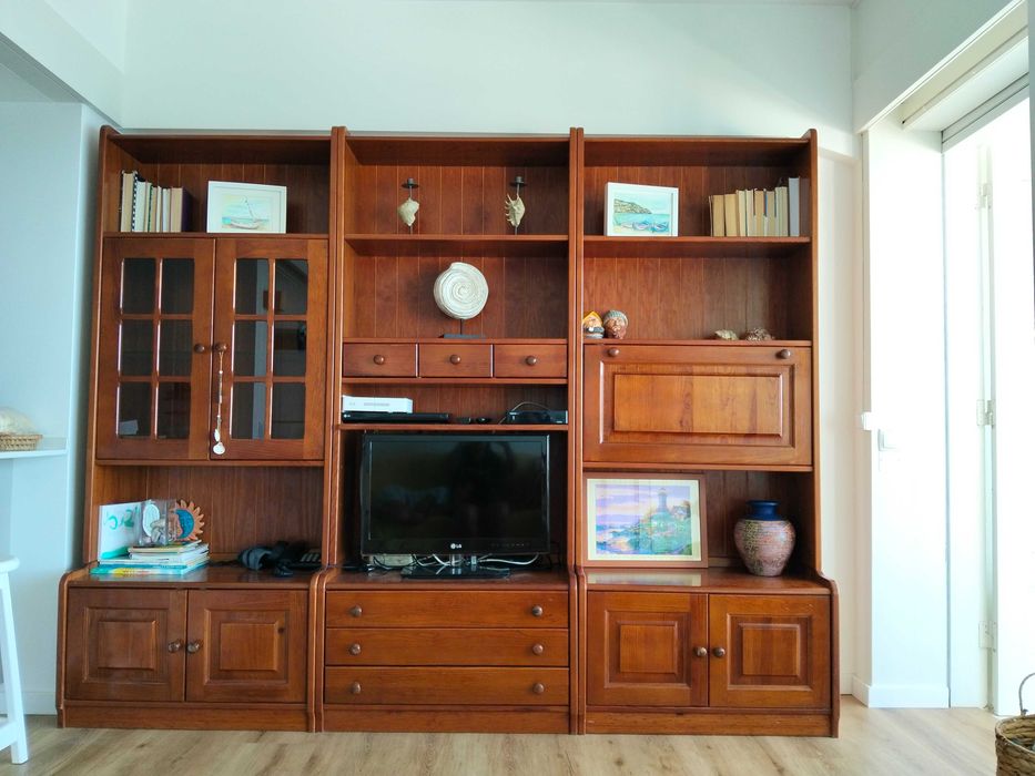 Móvel sala de parede clássica/rústica com acabamento envernizado.É um móvel modular composto por colunas verticais 3 blocos