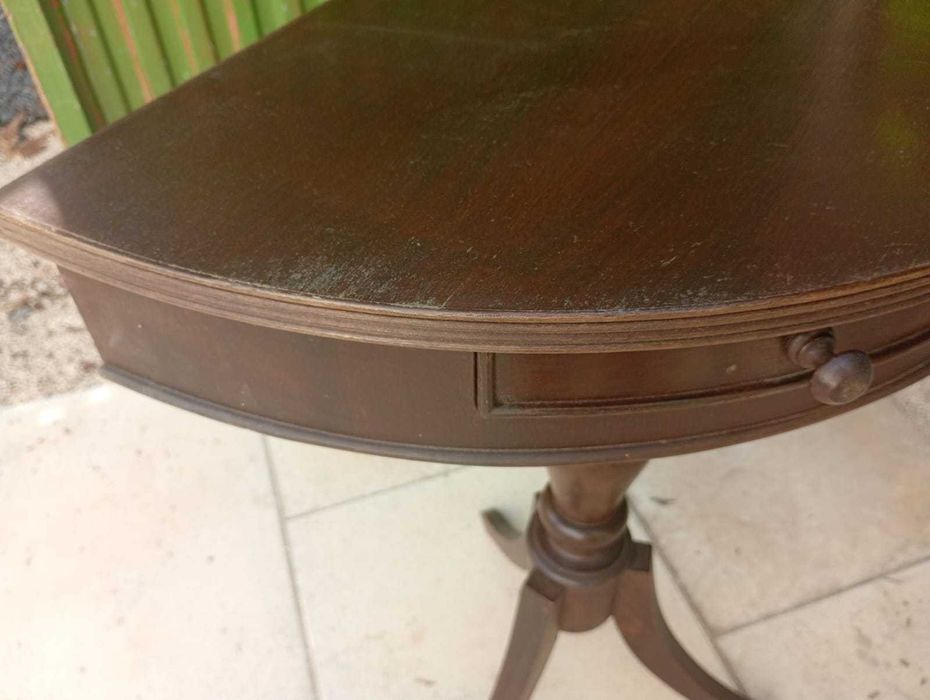 Mesa de canto, com gaveta de pequenas dimensões
