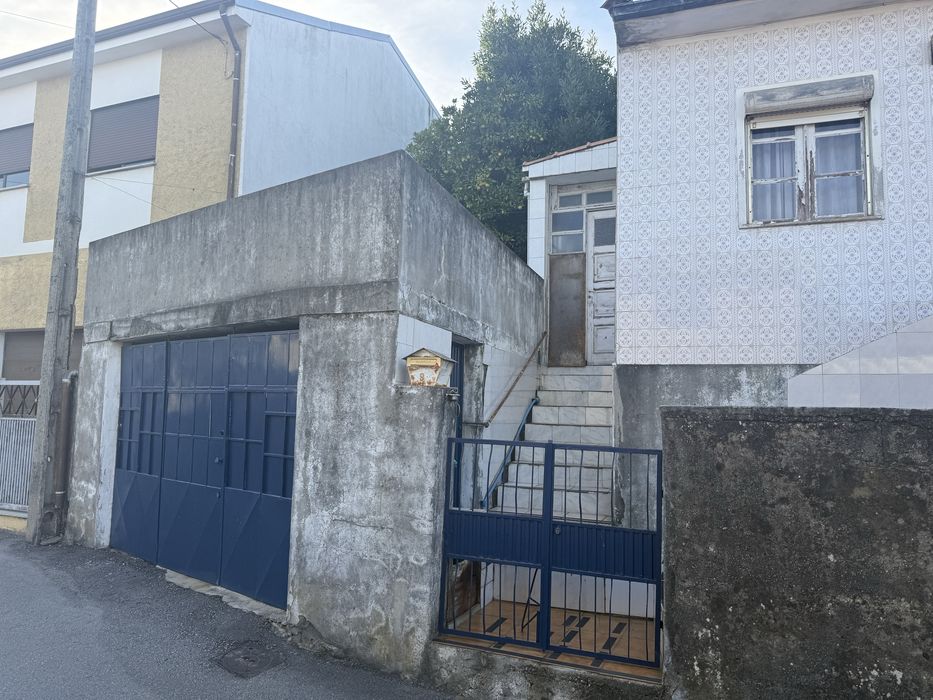 Moradia 4 Frentes à Estrada D. Miguel