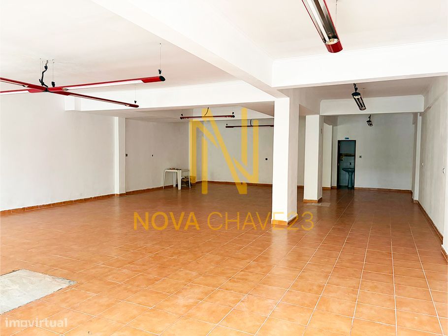 Loja em Agualva – 128 m² | Open Space | 2 Entradas