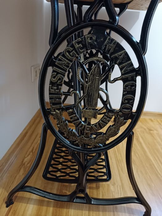 Stylowy stolik, eleganckie biurko, industrialny styl