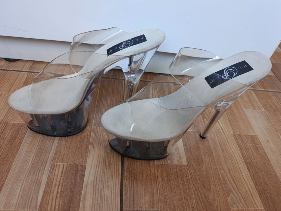 Продам обувь Pleaser