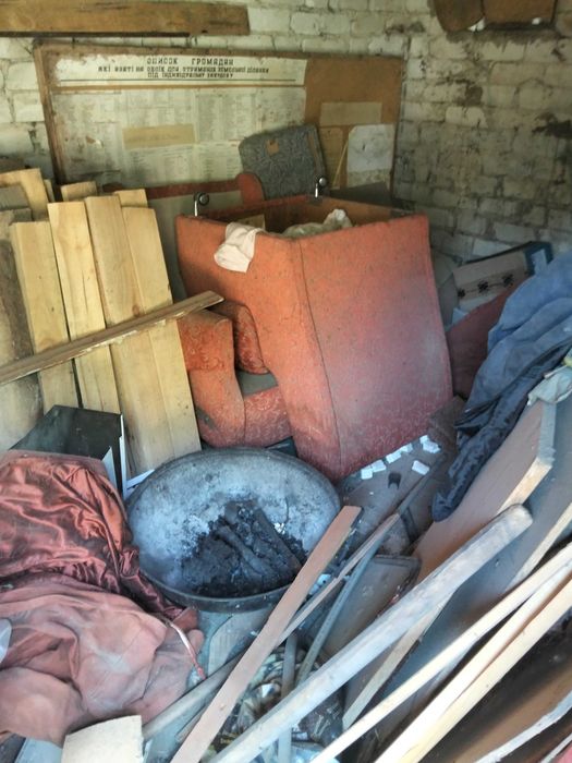 Старі тумби,два крісла, віддам безкоштовно
