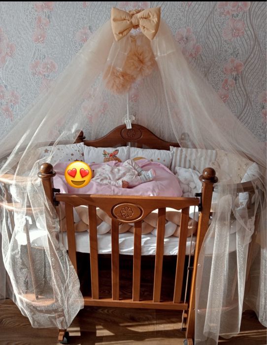 Овальне дитяче ліжечко