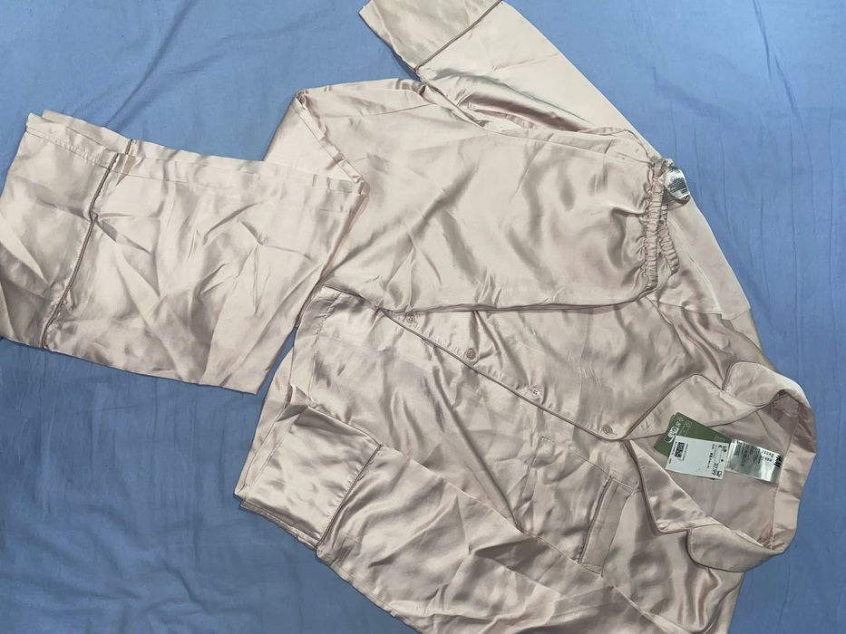 Diversas roupas em estado novo para senhoras