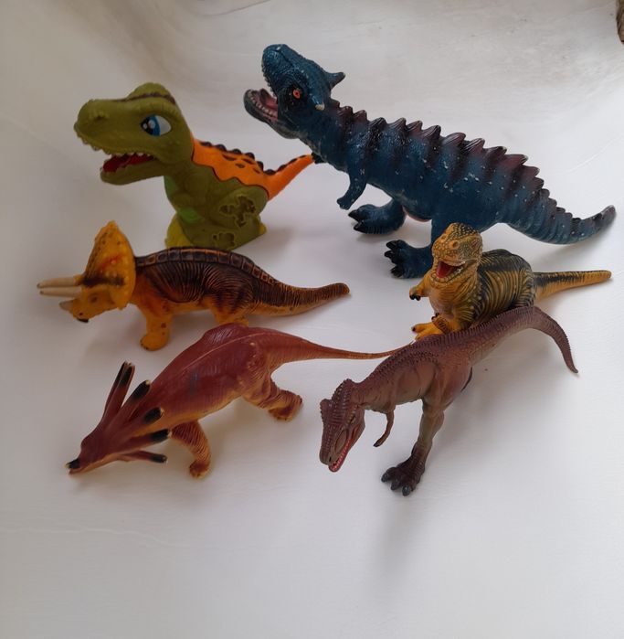 Игрушки 111 штук.Динозавры,драконы,змеи.