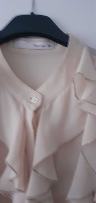 Kremowa bluzka damska z żabotem roz 36 firmy Reserved