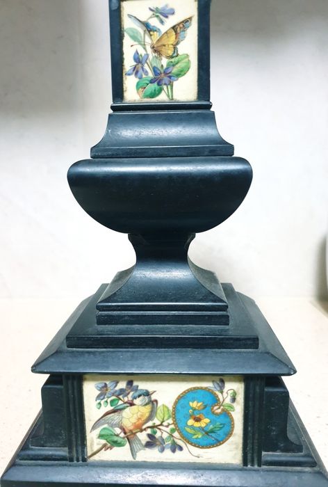 Fantástico antigo candeeiro de mesa francês com pinturas sobre mármore