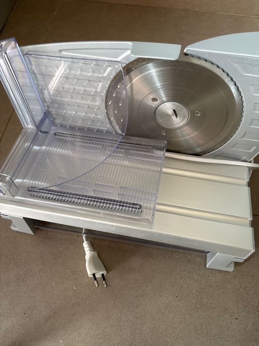 Fiambreira em bom estado e facil de arrumar