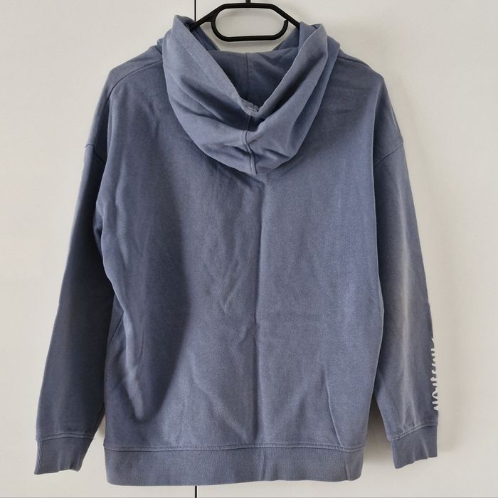 Niebieska bluza z kapturem kangurka oversize z białymi nadrukami 158cm