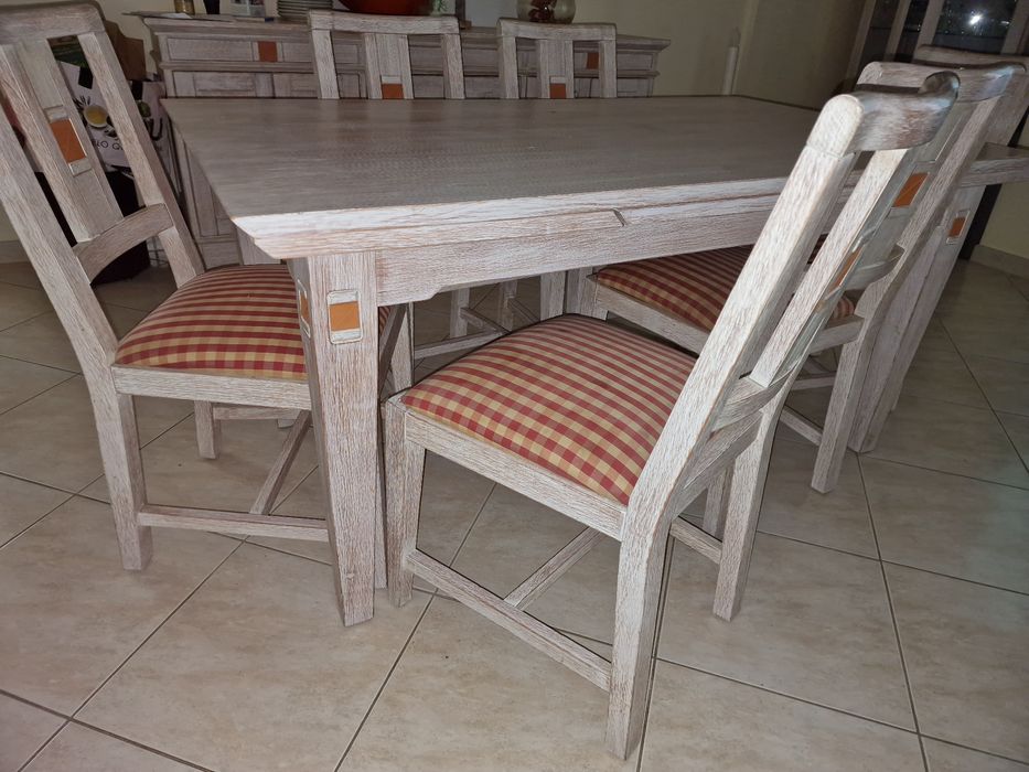 Mesa com seis cadeiras