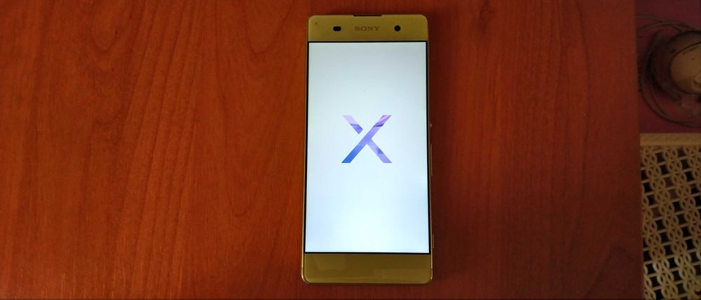 Sony Xperia  золотистый