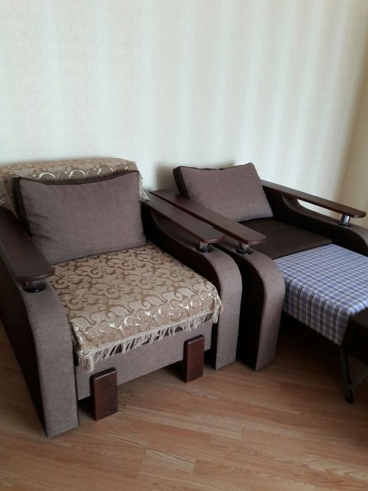 диван та два розкладних крісла