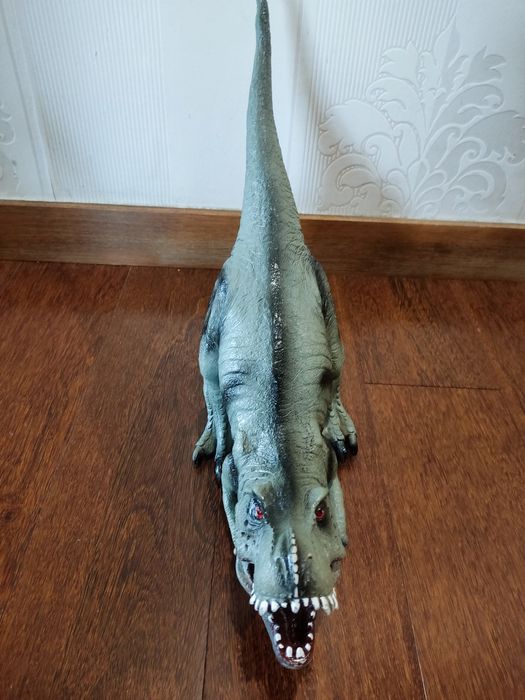 Dinossauro (figura com som)