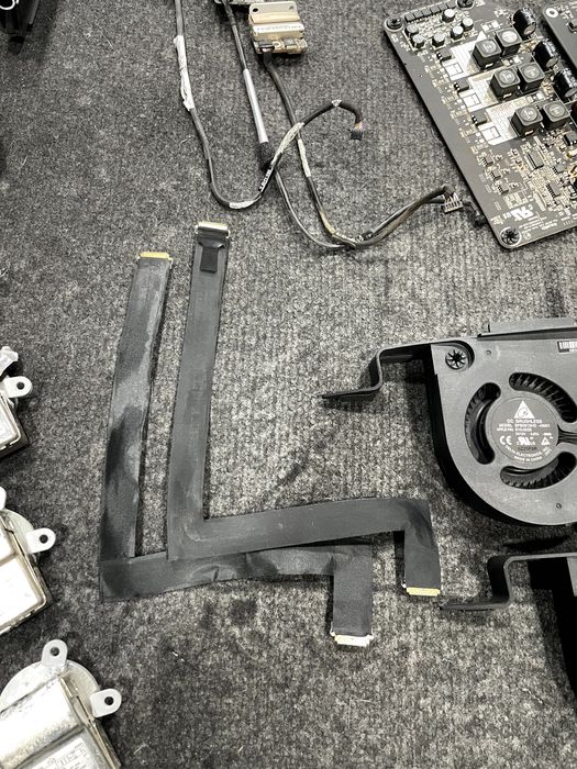 Conteúdo de vários imacs desmontados