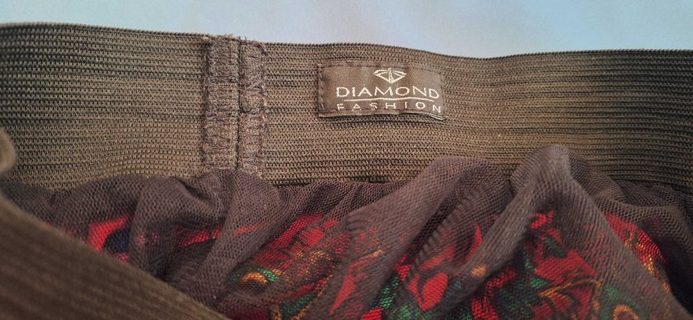 Rozkloszowana czerwona spódniczka mini góralski motyw folklor koronka