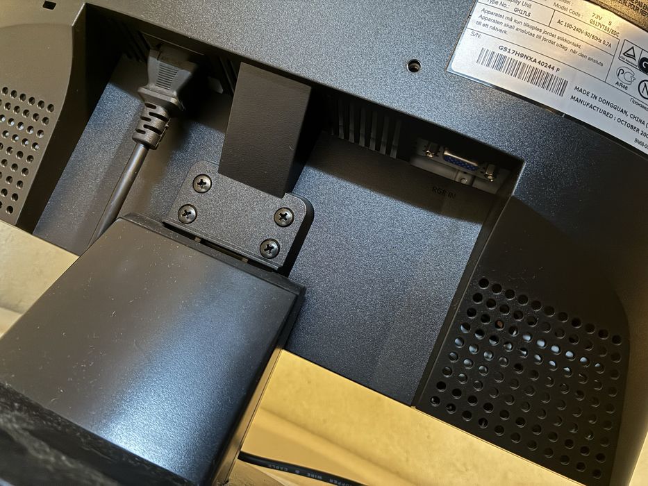 Monitor LCD Samtron 17” – Bom Estado e Funcional