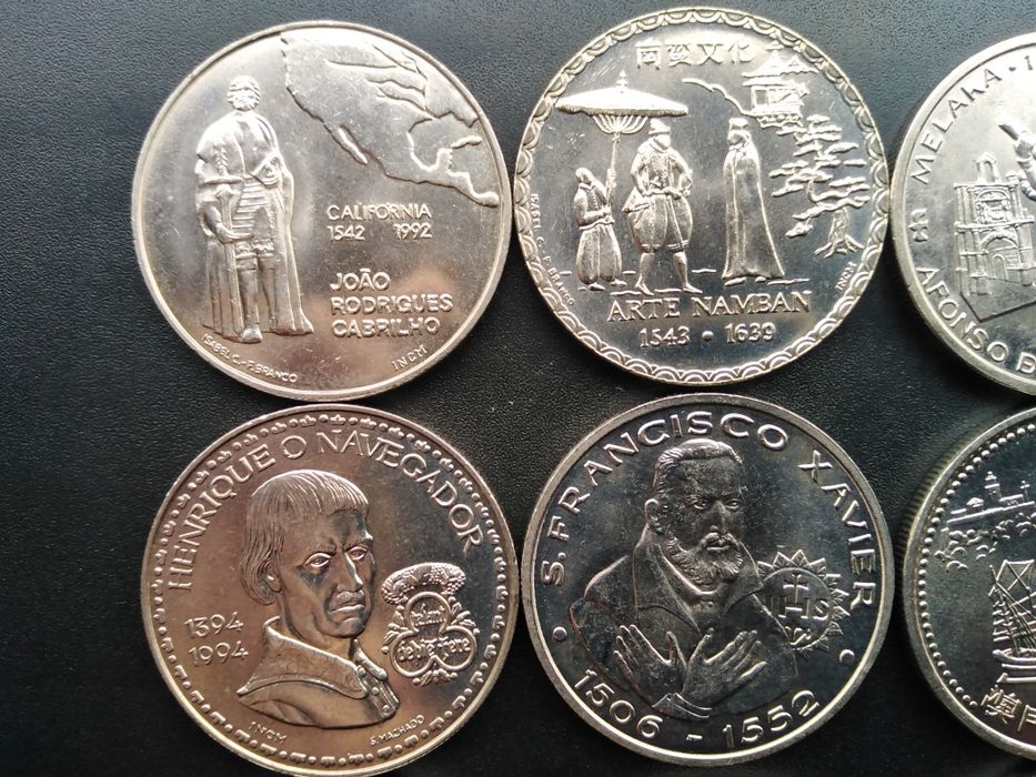 12 moedas comemorativas