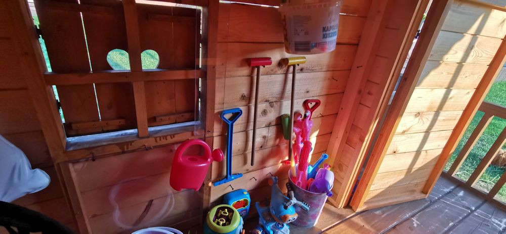 Domek drewniany zjezdzalnia i trampolina