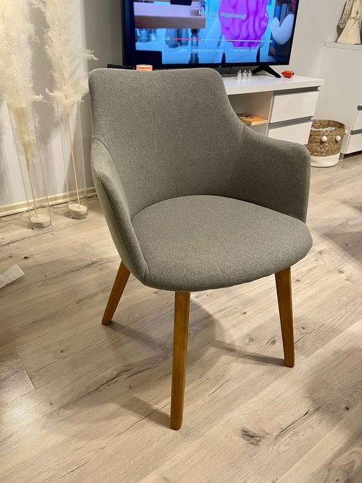 Komplet dębowych tapicerowanych krzeseł.