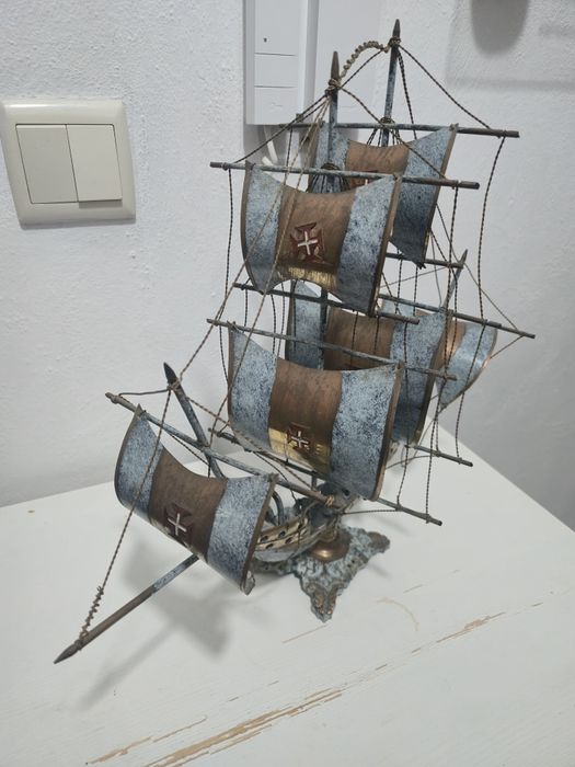 Caravela portuguesa de latão! Bom estado