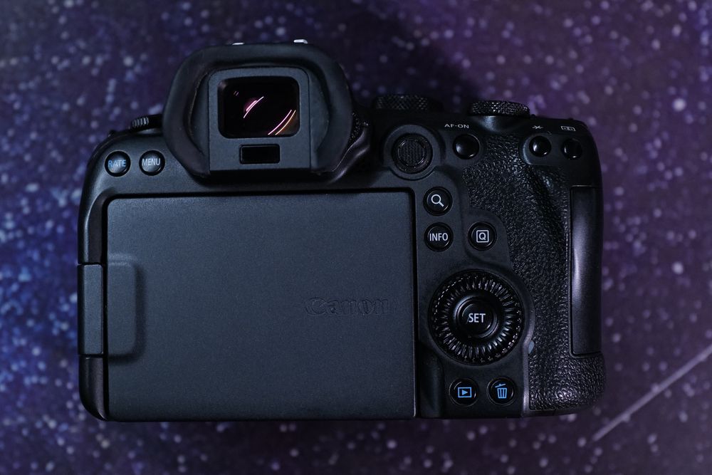 Продам Canon EOS R6 Official