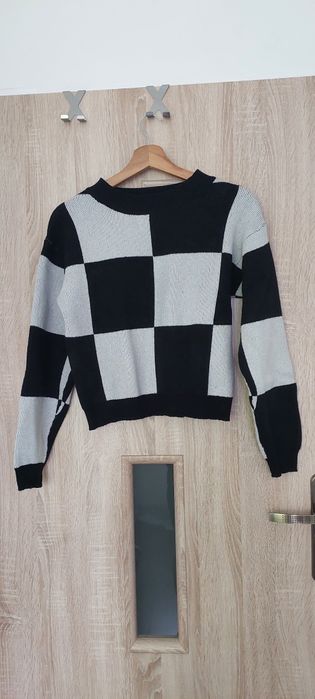 Czarno biały krótki sweter w szachownicę