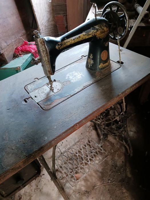 Máquina de costura marca singer usada para restauro muito antiga