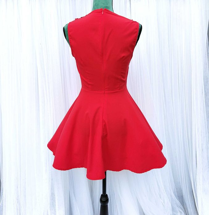 Czerwona sukienka rozkloszowana M 38 cekiny mini midi