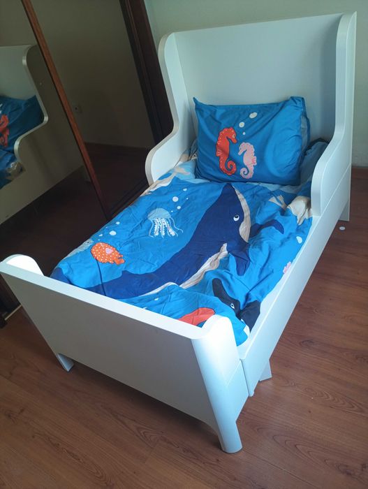 Cama de criança com colchão e resguardo