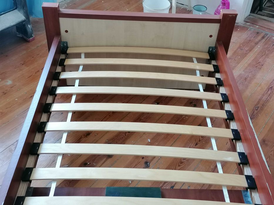 Łóżko (bez materaca) z rozkręcanym stelażem