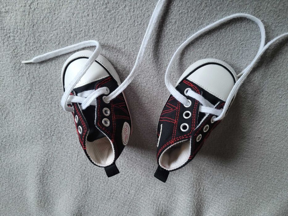 Nowe Czarne buciki niemowlęce, trampki, czerwona nitka, białe spody