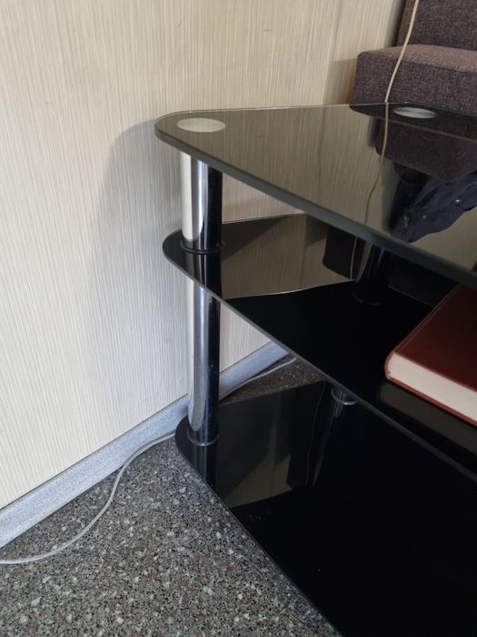 Скляний добротний столик