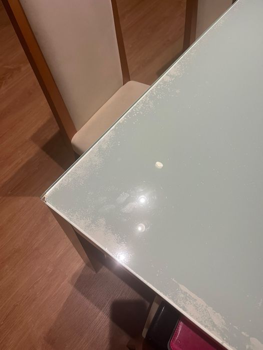 Mesa de jantar e cadeiras