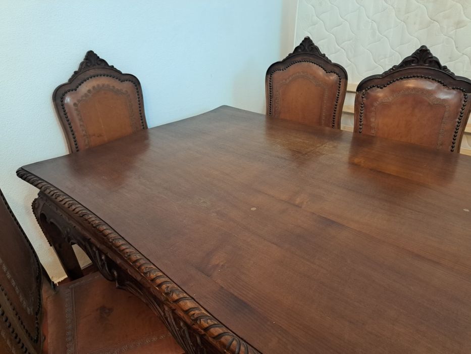 Antiga mesa de jantar em madeira maciça com 8 cadeiras