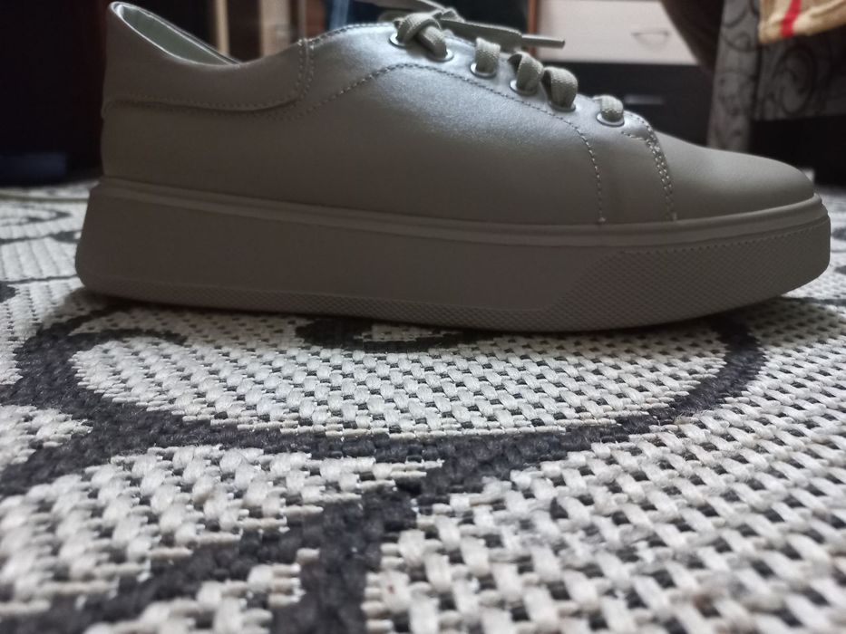 Шкіряні кросівки