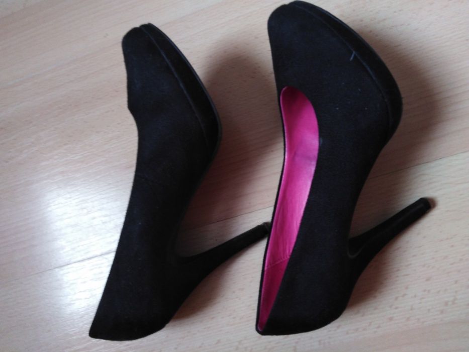 Czarne zamszowe szpilki Deichmainn