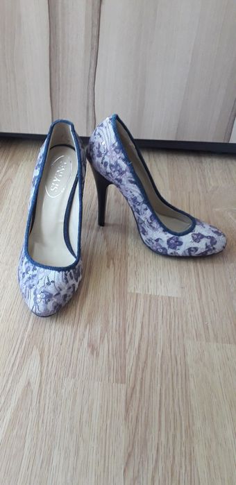 нові нарядні туфлі