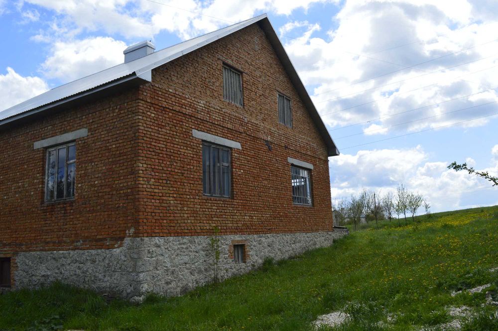Продаж будинку 35км від Тернополя з гаражем, садом і ділянкою на 25стк