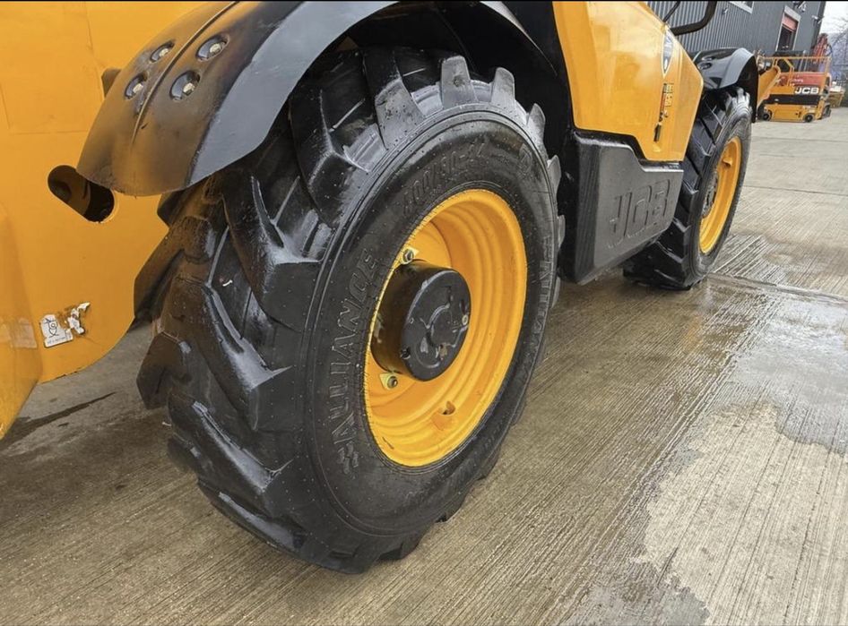 Навантажувач телескопічний JCB 540-140