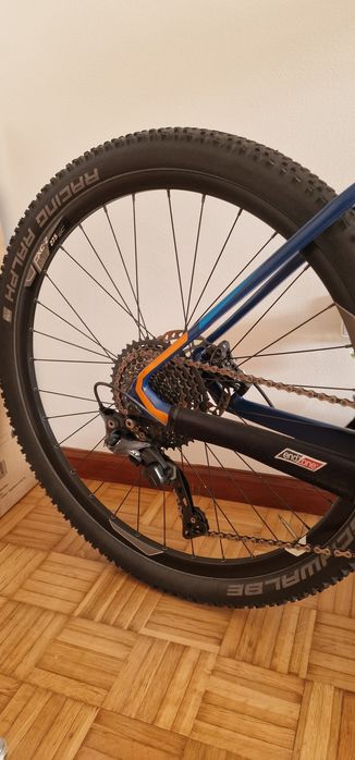 Vendo bicicleta btt em Carbono marca Giant tamanho S como nova.