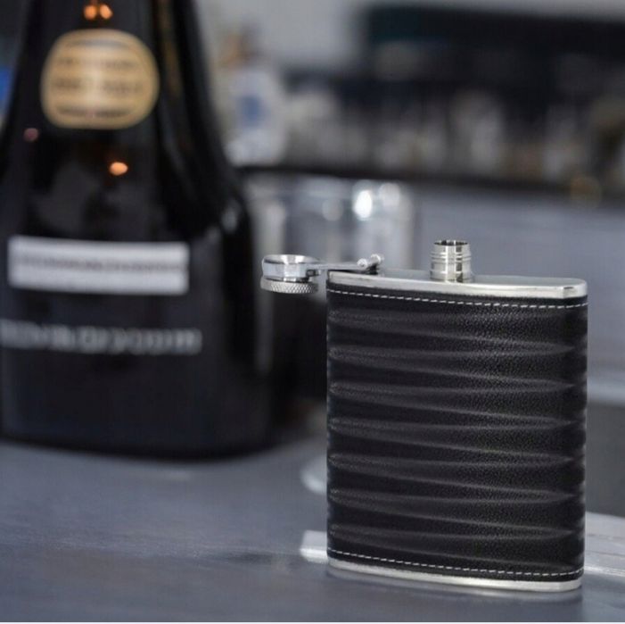 Nowa czarna metalowa piersiówka