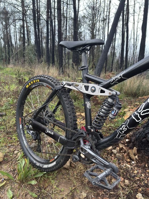 Bicicleta Downhill Kona