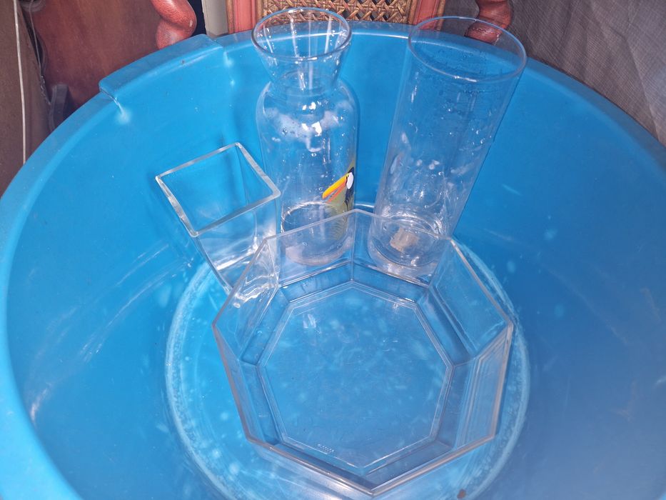 3 jarras e uma saladeira ou fruteira