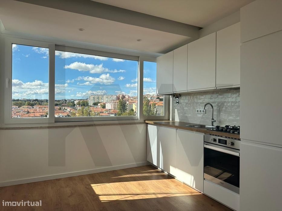 T2 Renovado em Queluz | Excelente Luz Natural e Vista Desafogada