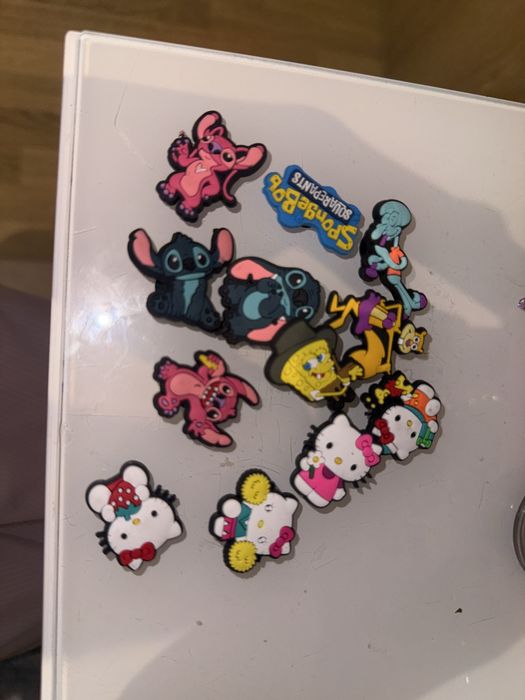 zestaw charmsow/przypinek do crocsow