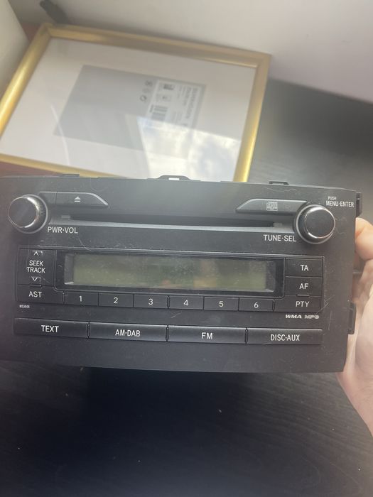 Leitor de CD, MP3, AM/FM/DAB e entrada AUX