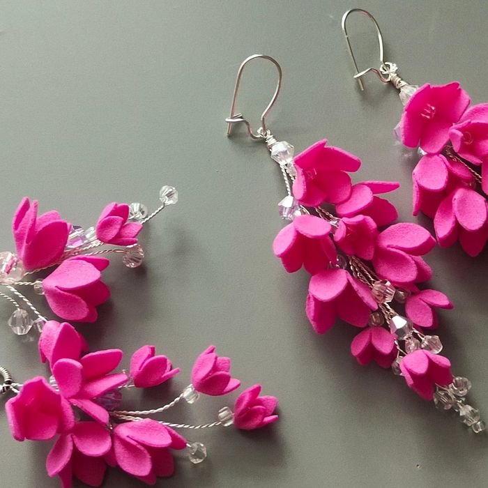 Ślubny komplet biżuterii w kolorze fuksji.